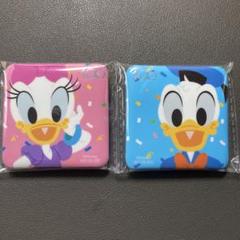ディズニー スクエア缶バッジ ドナルド デイジー