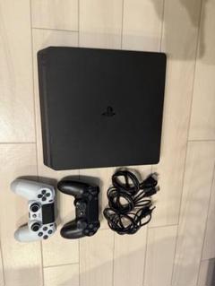 PlayStation 4 本体とコントローラー2つ