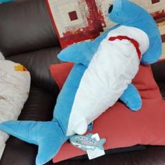 青いサメのぬいぐるみ