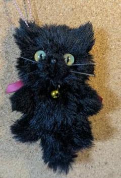 黒猫　赤いリボンに金の鈴　追視細目アイ　モールドール　モール人形キーホルダー
