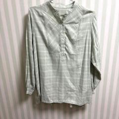 薄い緑色のチェック柄シャツ・ブラウス　SELFSERVICE