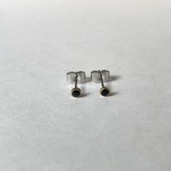 小さな丸いブラック樹脂ピアス・ピアス・イヤリング