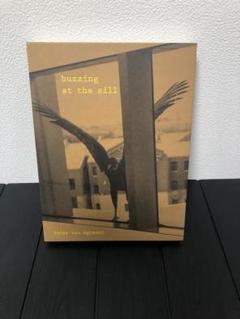 Buzzing at the Sill / Peter Van Agtmael