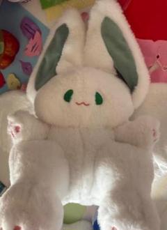 ウサギの形のぬいぐるみ