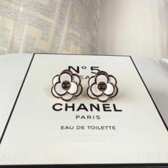 ヴィンテージボタン　シャネル　ミニホワイト　パールピアス シャネル CHANEL ヴィンテージ ボタン ピアス ホワイト×カメリア