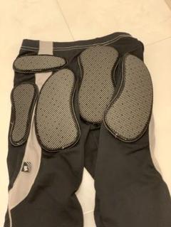 スノーボードの際に着用する下半身カバーのウエアー