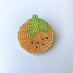ビーズ刺繍　オレンジ❤︎ブローチ　ハンドメイド