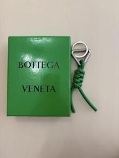 ボッテガヴェネタ トライアングル ツイスト キーホルダー パラキート ブラックトライアングル キーリング| Bottega Veneta® 日本