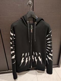 【再値下げ】NEIL BARRETT ブラック 稲妻柄 パーカー 再値下げ】NEIL BARRETT ブラック 稲妻柄 パーカー - メルカリ