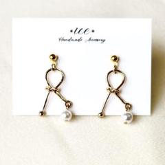 607◆ゴールド　リボン　結び　ゆらゆらパール　ハンドメイド　ピアス　イヤリング