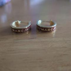 Marc by Marc Jacobs フープピアス ゴールドと赤