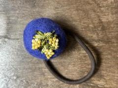 ウール製青色ヘアゴム刺繍花