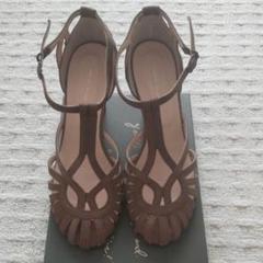 [美品]アトリエブルージュの カーキ ストラップサンダルです。のサムネイル