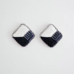 【再販】ハンドメイド刺繍ピアスorイヤリング　グレー　春夏　和装にも