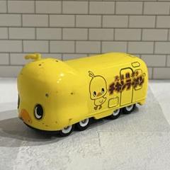 ミニカー 赤い車両 黄色い小鳥 フィギュア付き チキンラーメン キャラクター 人気の贈り物が大集合 ドリームトミカ ひよこちゃんバス – 日清