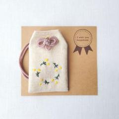 お守り袋　ミモザの刺繍のサムネイル