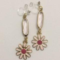 ピンクのお花のイヤリング(ノンホールピアス)⭐︎マスクチャームに加工可能