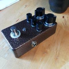 AC/DC電源アダプターも付けます！myriad fuzz hand wired