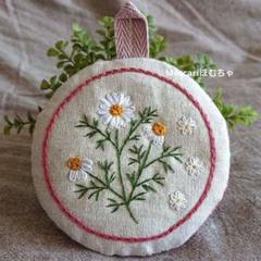 ハンドメイド 刺繍 壁飾り オーナメント マスコット カモミール 花 ハーブ