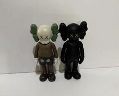 新品未使用　ラスト1点♡KAWS モチーフ フィギュア　2体　送料無料 KAWS フィギュア 2体セット - メルカリ