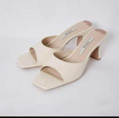 【新品未使用Herlipto】Square-Toe Mules ecru/38 herlipto Square-Toe Mules - メルカリ