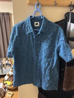 青い刺繍入り穴あきシャツ　古着シャツ　半袖