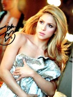 シャキーラ直筆サイン入り超大型写真…Shakira - メルカリ