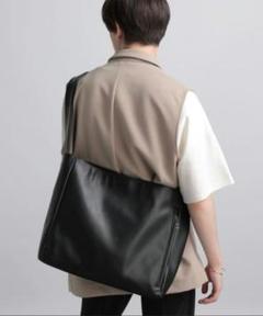 HARE シンセティックレザーショルダーバッグ ブラック A4収納可ノートPC○
