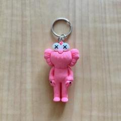 KAWS キーホルダー　ピンク セサミ×カウズ 【ピンク】キーホルダー kaws バッグホルダー