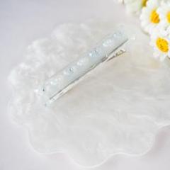 水に浮かぶ小花のヘアクリップ　小花　レジン　ヘアクリップ　アクセサリー　水色　白