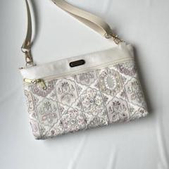 インド刺繍マカロンピンクと合皮パールホワイト　さショルダーバッグ　ハンドメイド ショルダーバッグ インド刺繍ピンクと合皮パールホワイト
