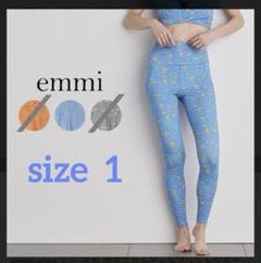 emmi yoga ボタニカルアートプリントレギンス ブルー - メルカリ