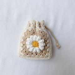 お花の巾着　ポーチ　ブラウン　アイボリー　コットン　内布　編み物　ハンドメイド