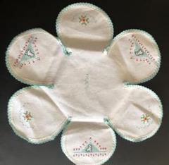 【新品未使用】花びら型刺繍入りテーブルファブリックのサムネイル