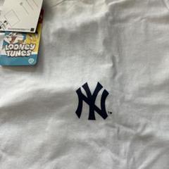 グッドデザイン　Looney Tunes ニューヨークヤンキース MLBコラボTのサムネイル