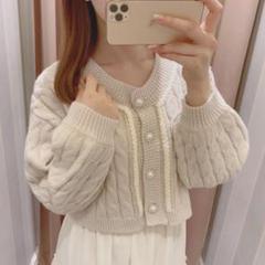 evelyn ビジューボタンぷっくり袖カーデ アイボリー