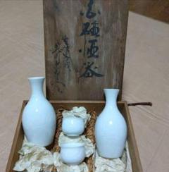 【人間国宝】初代　奥川忠右衛門　伊万里『白磁酒器』 徳利・猪口の5客揃い　共箱 Amazon.co.jp: 有田焼 奥川忠右衛門 徳利 お猪口5客セット 白磁