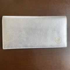 人気色 新品 皇居財布 本革 2つ折り がま口財布 銀色 シルバー 皇居 売店 限定 二つ折り財布 シルバー 銀色 がま口 本革 菊の御