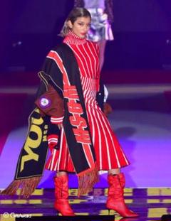 【お気にいる】 MSGM ローラ着用 赤白ボーダー スカート タートルネックニット トップス