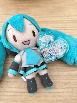 Rella 個展 ホロ加工缶バッジA 初音ミク 10点 Rella 個展 ホロ加工缶バッジA 初音ミク 10点 - メルカリ