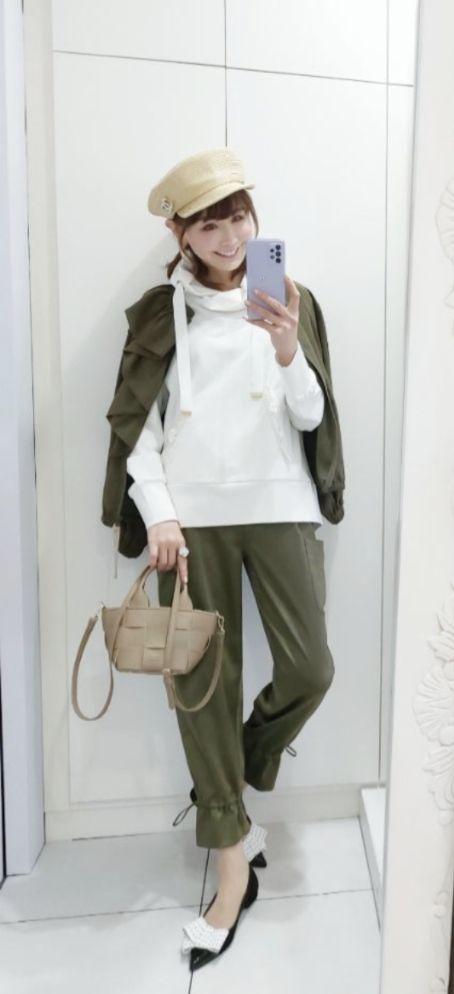 アンドラブ ＆LOVE洗練された大人のアシンメトリーフリルサテン
