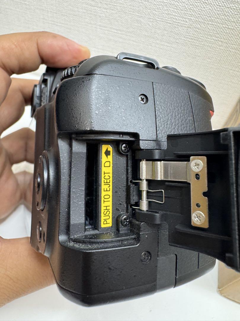 Nikon D3000 稼働品！バッテリー2個&カラーフィルター付き！ Nikon D3000 稼働品！バッテリー2個&カラーフィルター付き