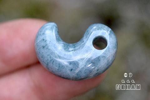 【入りコン沢・青】糸魚川翡翠輝石・勾玉　約6.8g