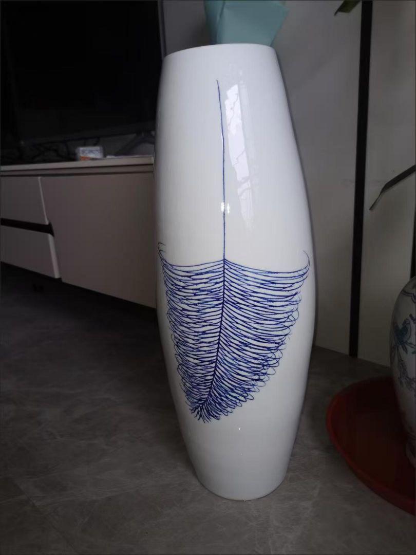 お買い得商店街 青い葉デザインの白い花瓶 花瓶・フラワースタンド