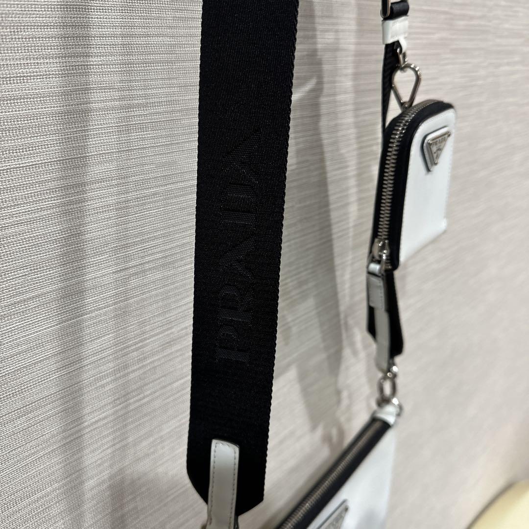 PRADA ブラッシュドレザーショルダー