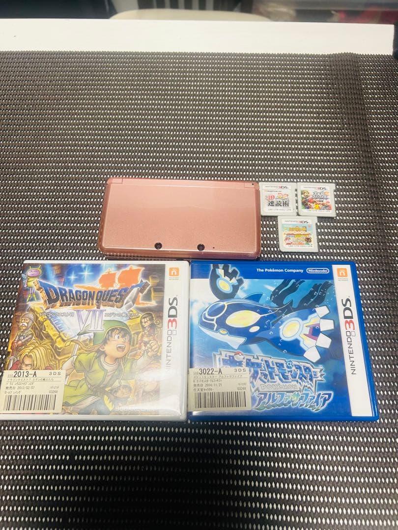 ニンテンドー3DS とカセット5個やや傷や汚れあり