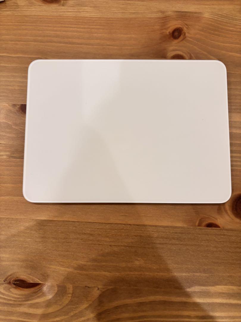 Magic Trackpad 本体とUSB-Cケーブル