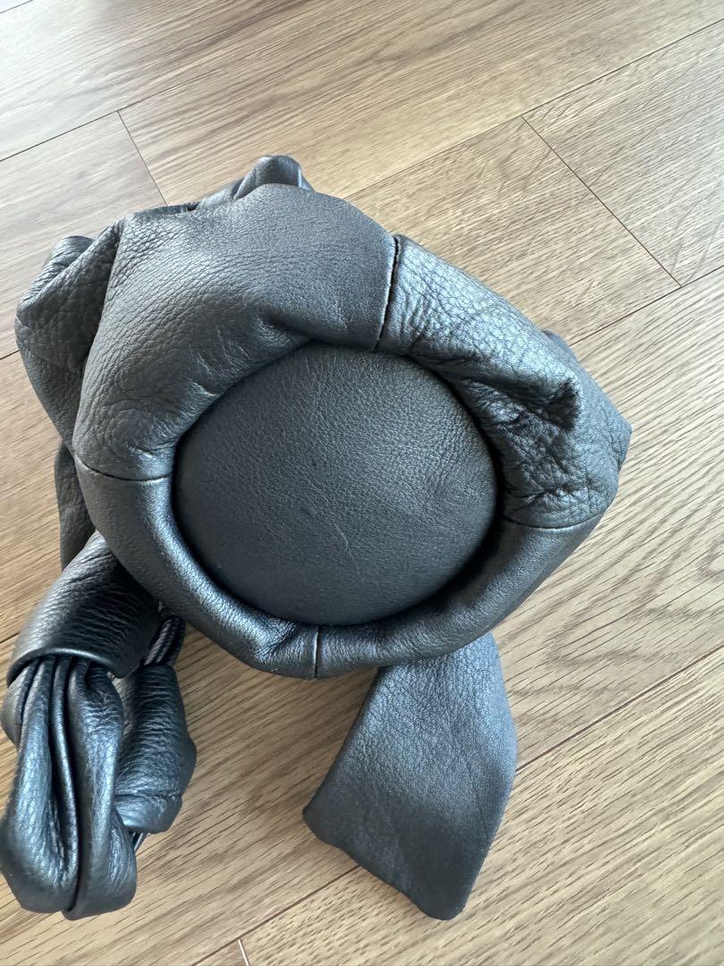 meer. TIE LEATHER BALL BAG
