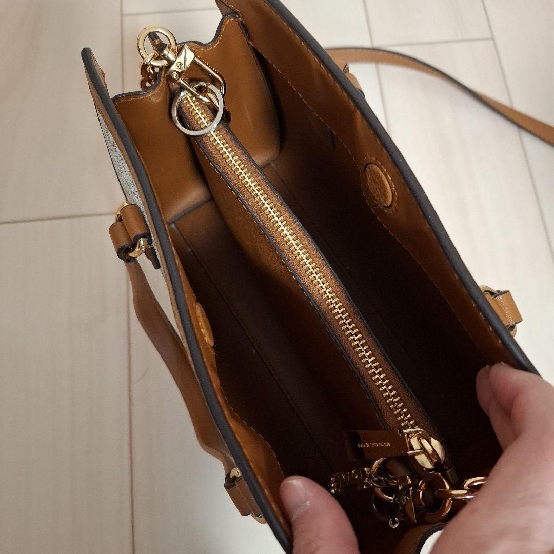 Michael Kors ショルダーバッグ ベージュ/ブラウン - メルカリ Michael Kors ショルダーバッグ ベージュ/ブラウン - メルカリ