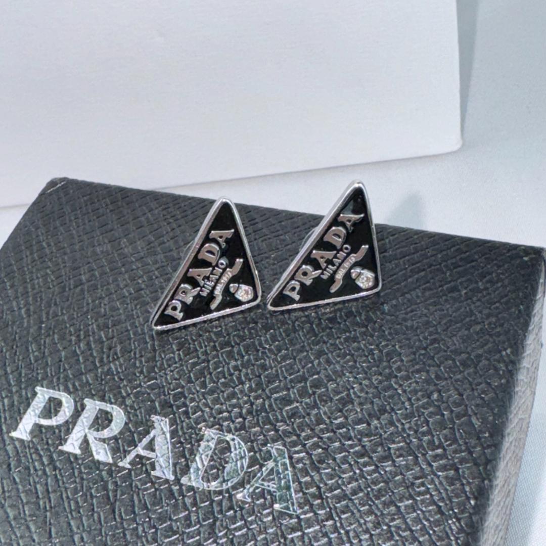 PRADA ロゴ入り三角形ピアス ブラック